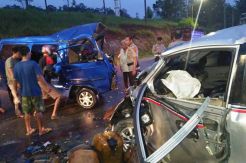 Carry Hantam Avanza, 3 Tewas dan 2 Kritis