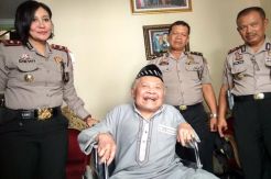 KH Koko Semringah Terima Bantuan Kursi Roda dari Kapolsek