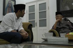 Kunjungi Tebu Ireng, Gus Solah Minta Emil Amanah