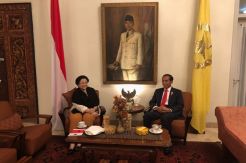 Jokowi-Mega Bahas Isu Nasional Sembari Menyantap Nasi Jambal