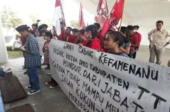 Tolak Dana Peningkatan Jalan, DPRD TTU Didemo Mahasiswa