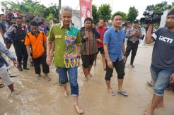 Ganjar Turun ke Lokasi Banjir di Demak