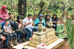 Ziarah ke Makam Ayah, Bamsoet Tekankan Pentingnya Nilai Moral