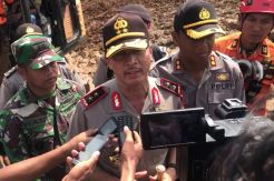 Material Longsor Setebal 8 Meter, Petugas Kesulitan Cari 13 Korban