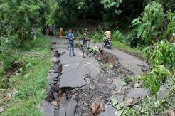 Hujan Deras, Jalan Penghubung Antarkecamatan Ambles