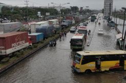 Kerusakan Jalan Pantura Kaligawe Hambat Distribusi Barang
