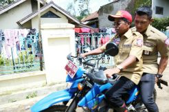 Menteri Idrus Serahkan Santunan dan Pantau Lokasi Bencana