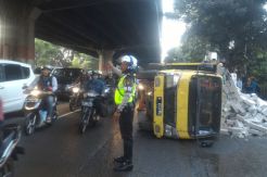 Truk Bermuatan Hebel Terguling di Jalan DI Panjaitan