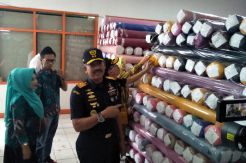 Pusat Logistik Berikat Penuhi Bahan Baku Impor Tekstil IKM Jabar