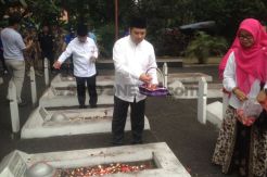 HUT Tangerang Ke-25, Arief-Sachrudin Tebar Bunga di TMP Taruna