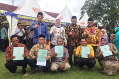 Bupati Kobar Serahkan 1.000 Sertifikat Tanah Program PTSL ke Masyarakat