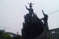 Diduga Stres, Pria Ini Bergelantungan di Bundaran Tugu Zapin
