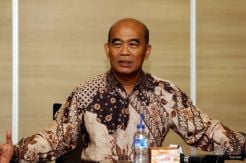 Mendikbud Anjurkan Gaji Guru Honorer Daerah Setara UMK