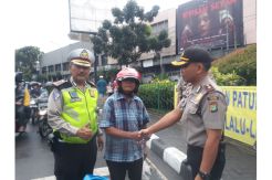 Tekan Angka Kecelakaan, Polisi Bagikan Helm ke Pemotor di Senen