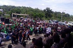 Tolak Pembatasan Kuota, Driver Angkutan Online Sulut Kepung Kantor Gubernur