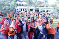 Ikut Senam, Sudirman Said Jadi Idola Kaum Hawa