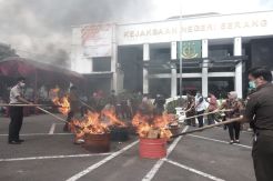 Kejari Serang Musnahkan Barang Bukti Kejahatan