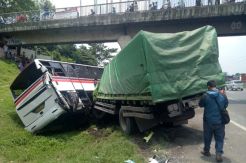 Sopir Ngantuk, Truk Pengangkut Tepung Tabrak Bus di Tol Cikampek