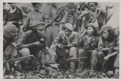 Pejuang Kemerdekaan Berambut Gondrong dalam Sebuah Foto