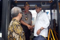 Menhub Ditantang Rasakan Langsung Kemacetan di Tol Cikampek