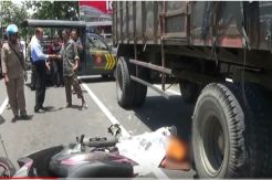 Terekam CCTV, Pengendara Motor Tewas Diserempet Truk