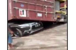 Truk Kontainer Timpa Mobil Pajero Sport, 1 Orang Tewas