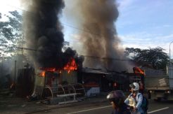 Diduga Korsleting, Gudang Rongsokan dan Rumah Makan Terbakar