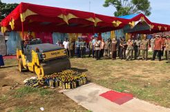 Ratusan Botol Miras Sitaan Satpol PP Padang Digilas