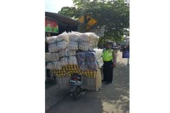 Angkut Barang Segambreng, Pengendara Motor Ini Ditindak