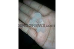 Diguyur Hujan Es, Warga Depok Update Status