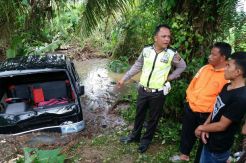 Sopir Ngantuk Usai Ngantar Sayur, Mobil Pikap Nyebur ke Sungai