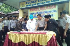 Digerebek Polisi, Bandar Narkoba Tinggalkan 1,1 Kg Sabu di Dalam Rumah