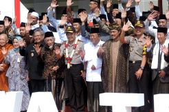 Mbah Moen Bangkit dari Kursi Roda demi Foto Bareng Jelang Deklarasi Antihoax