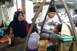 Ngevlog di Kranggan, Emil Kenalkan Lontong Balap