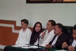 Masuk Ruang Sidang,...