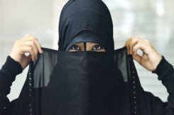 Hobi, Wanita Muslim Bercadar Ini Pelihara 10 Ekor Anjing di Rumah