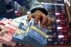 IHSG Jatuh 31,36 Poin, Rupiah Kokoh ke Rp13.768/USD