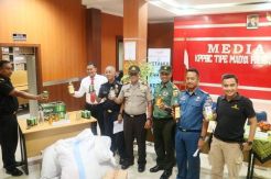 Bea Cukai Karimun Amankan Ratusan Botol Miras dan Pakaian Bekas