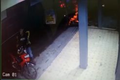Pencuri Helm Terekam CCTV, Warga Pangkalan Bun Resah