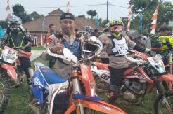 Touring Trail ke Gunung Burangrang, Kapolda Beri Bantuan Sembako ke Warga