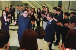 Kim Jong-un Asyik Tonton...