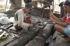 Melihat Pembuatan Golok...