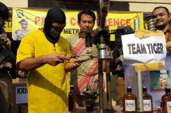Gerebek Pabrik Ciu, Polisi Amankan Ribuan Botol dan 1 Pengusaha