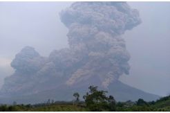 Gunung Sinabung Keluarkan Abu Vulkanik Setinggi 5 Km