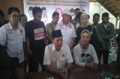 Cuek dengan Hasil Survei, Pasangan Asyik Fokus Terjun ke Masyarakat