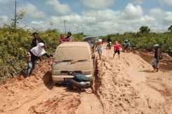 Diguyur Hujan, Puluhan Kendaraan Terjebak Lumpur di Jalur Trans Kalteng-Kalbar