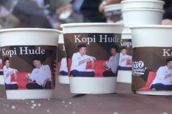 Tarik Simpati Penikmat Kopi, Cabup Banyumas Bagi Ratusan Gelas Kopi