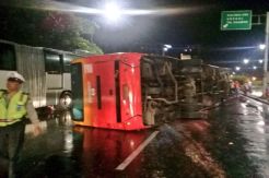 Bus Transjakarta Terguling...