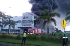 Diduga Korsleting, Gedung di PT Summit Tech Cikarang Terbakar