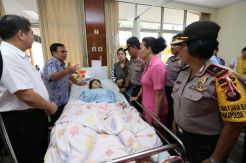 Kapolda Kalbar dan Ibu Bhayangkari Jenguk Korban Penjambretan